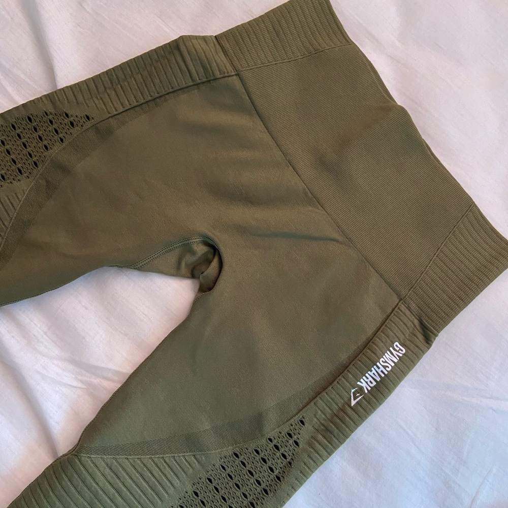 Gym shark leggings